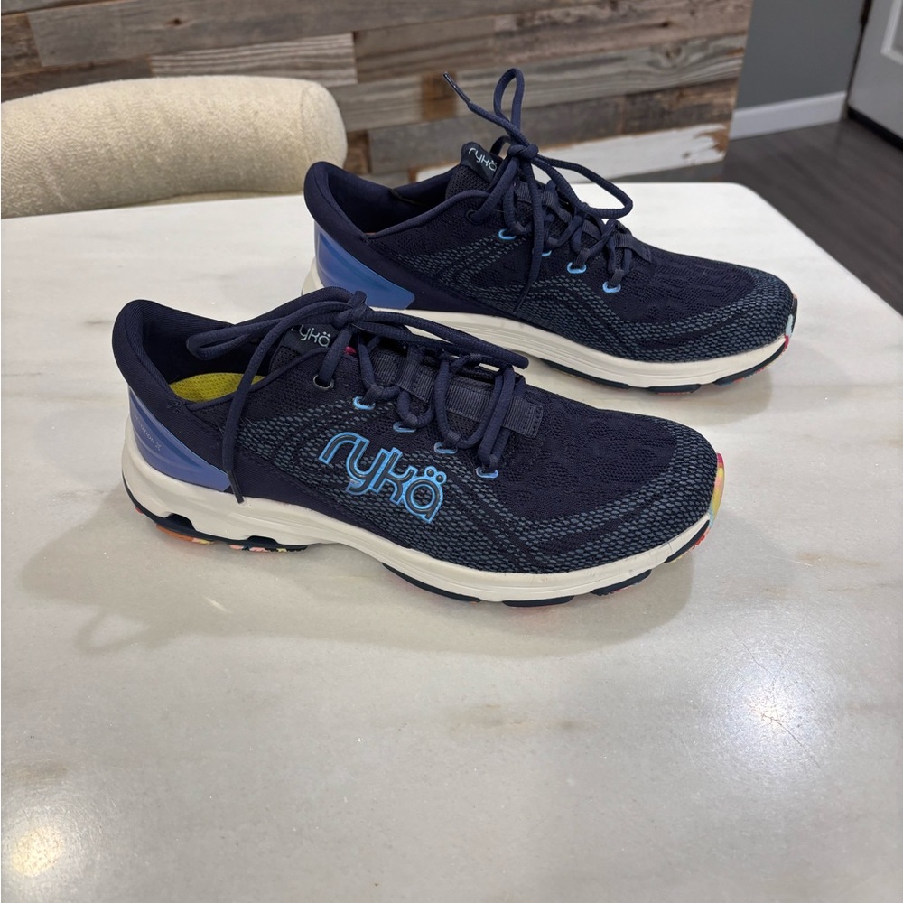 Women’s Sneakers 9.5